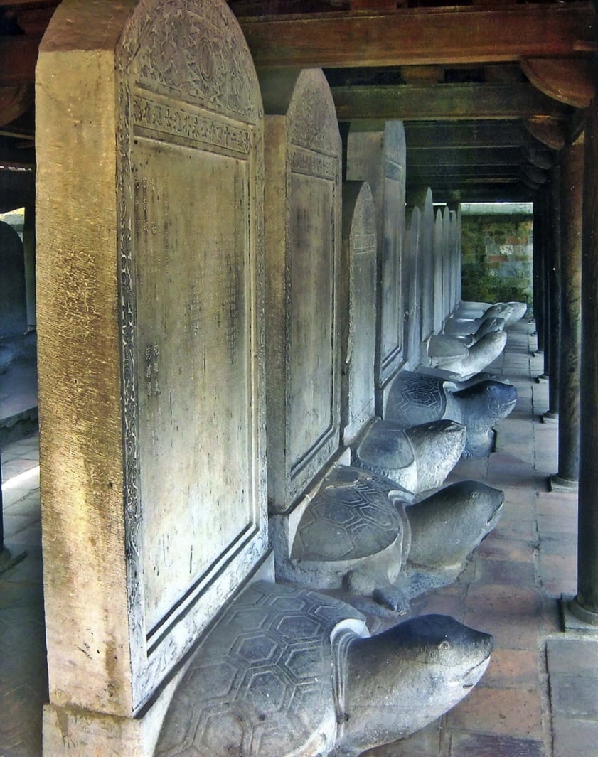 Rùa đá mang trên lưng tấm bia lớn tại Văn Miếu Hà Nội