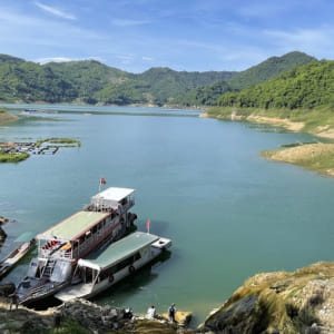 thuê-thuyền-đi-thăm-quan-đền-thờ-thác-bờ