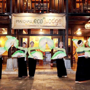 Đêm-văn-nghệ-trong-tour-lạng-sơn-mai-châu