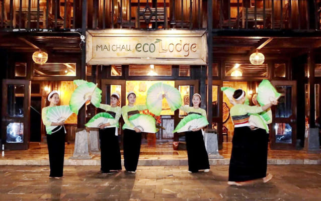 Đêm-văn-nghệ-trong-tour-lạng-sơn-mai-châu